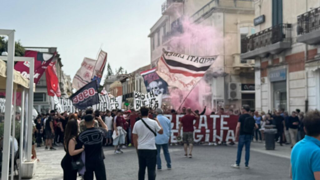 Protesta ultrà Reggina sul Corso Garibaldi