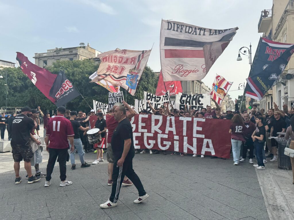Protesta ultrà Reggina sul Corso Garibaldi