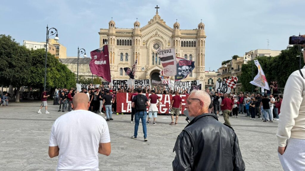 Protesta ultrà Reggina sul Corso Garibaldi