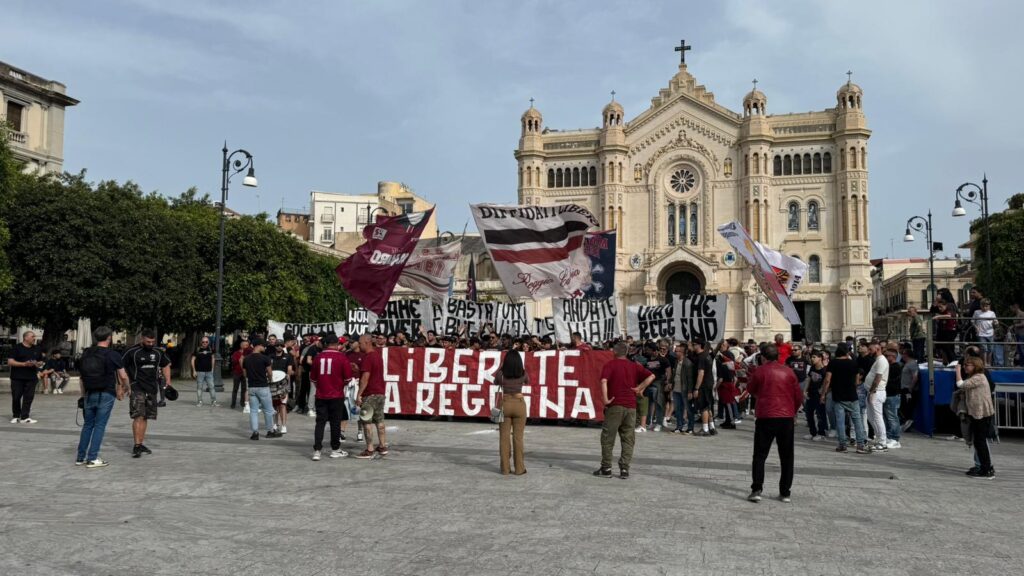 Protesta ultrà Reggina sul Corso Garibaldi