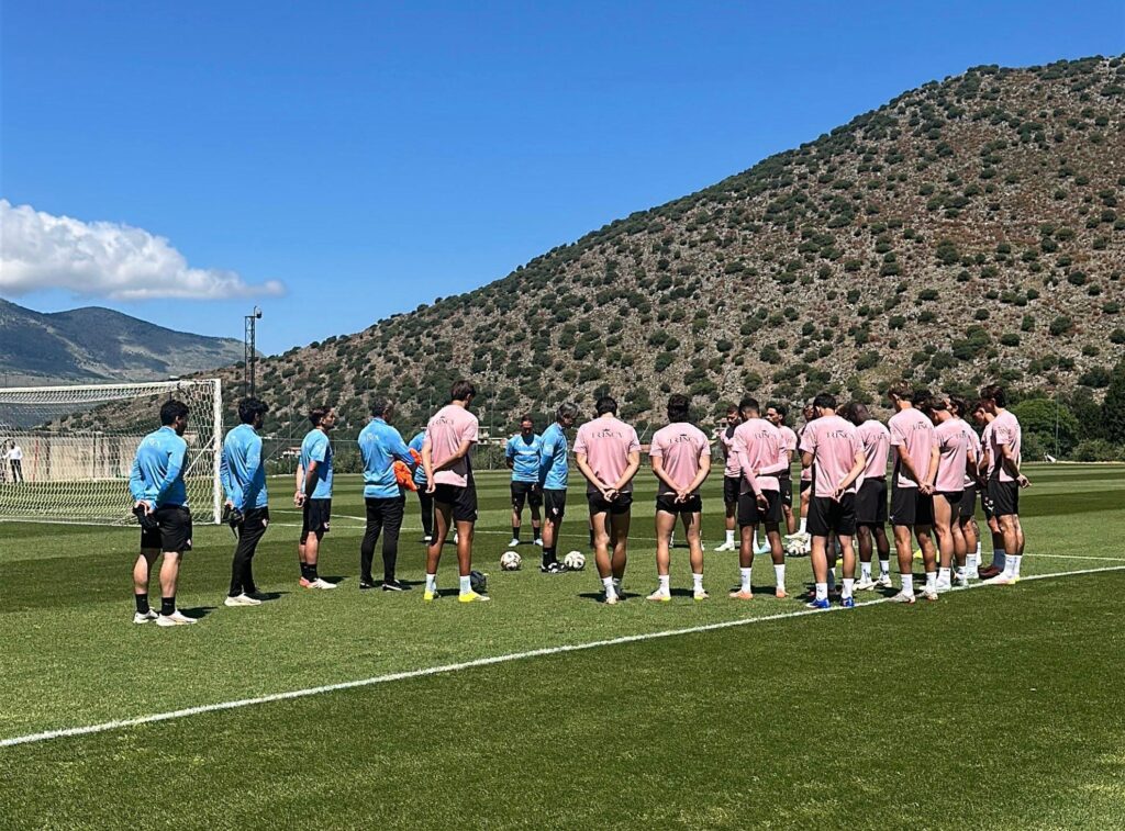 allenamento palermo giocatori in cerchio per ricordare la piccola alessia
