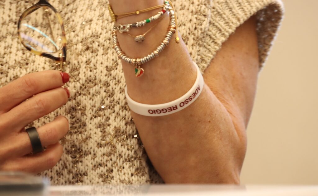 arianna meloni con bracciale slogan adesso reggio