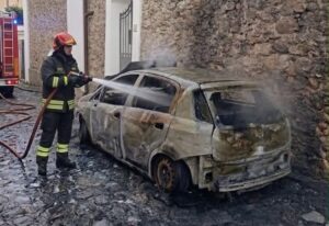 auto in fiamme