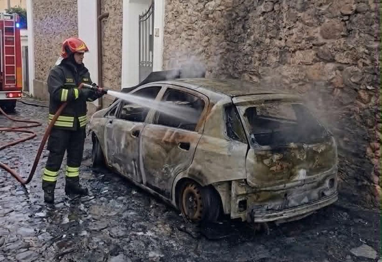 auto in fiamme