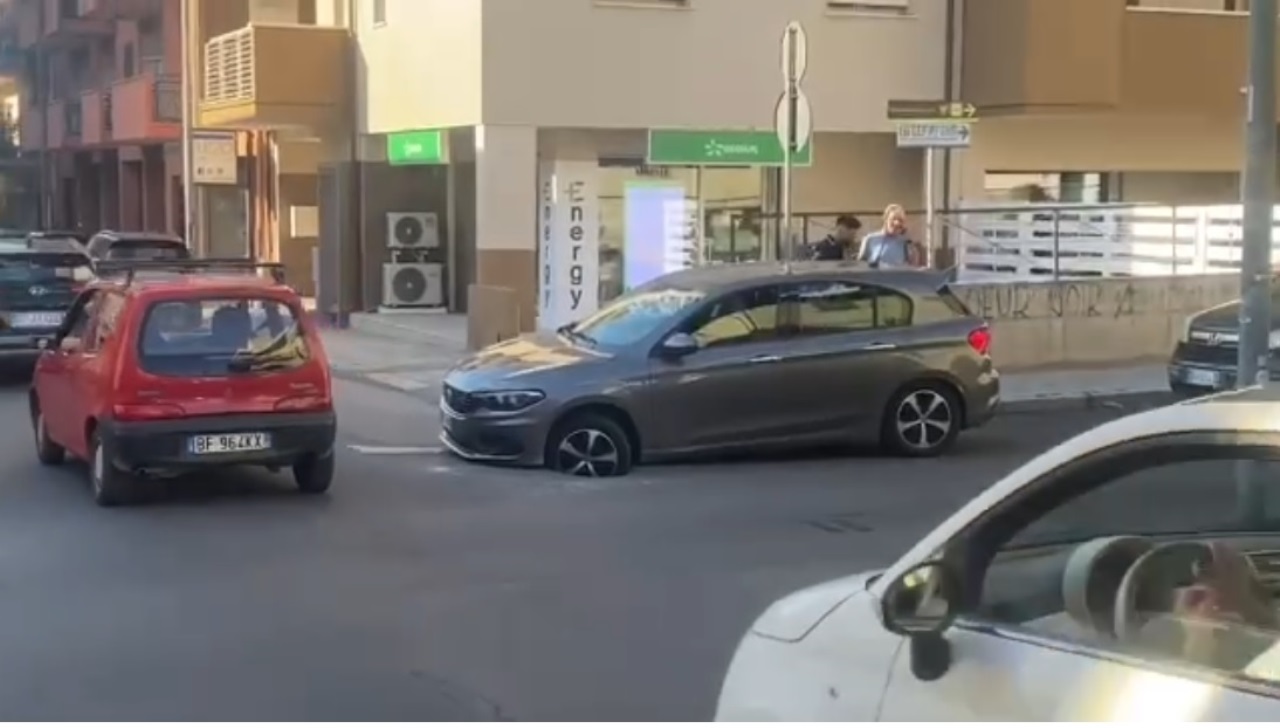 auto intrappolata voragine