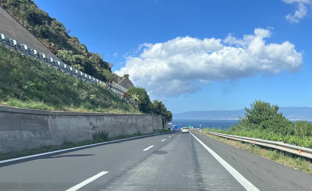 buche voragini a18 messina catania