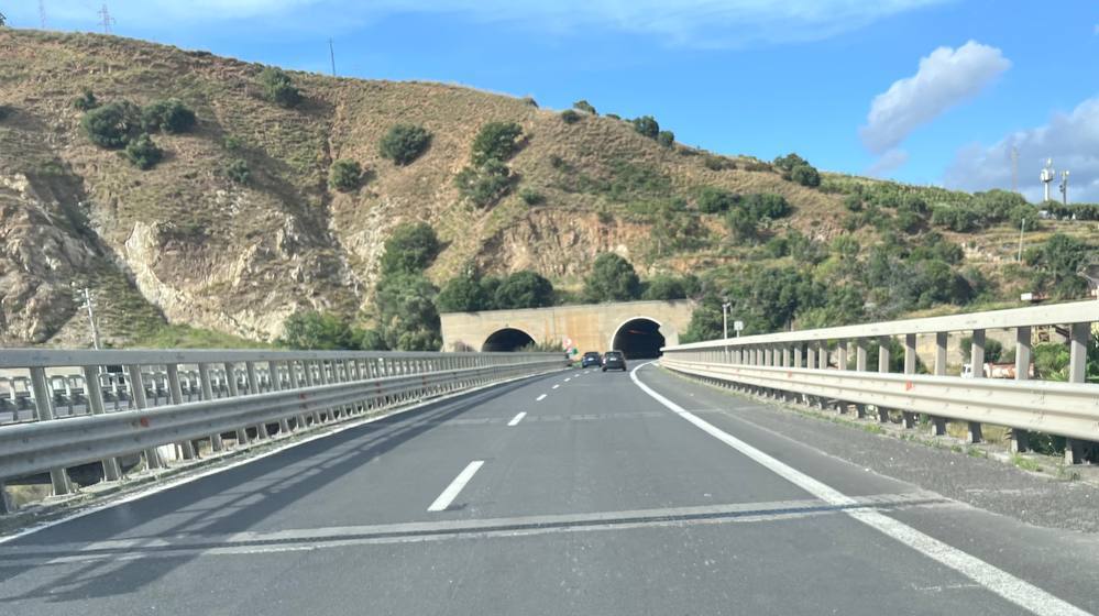 buche voragini a18 messina catania