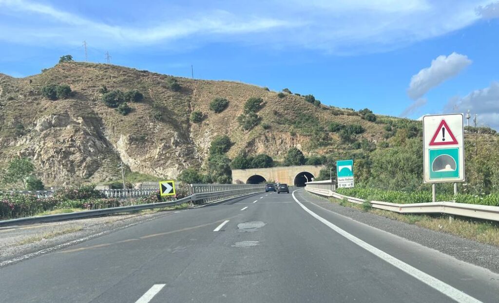 buche voragini a18 messina catania