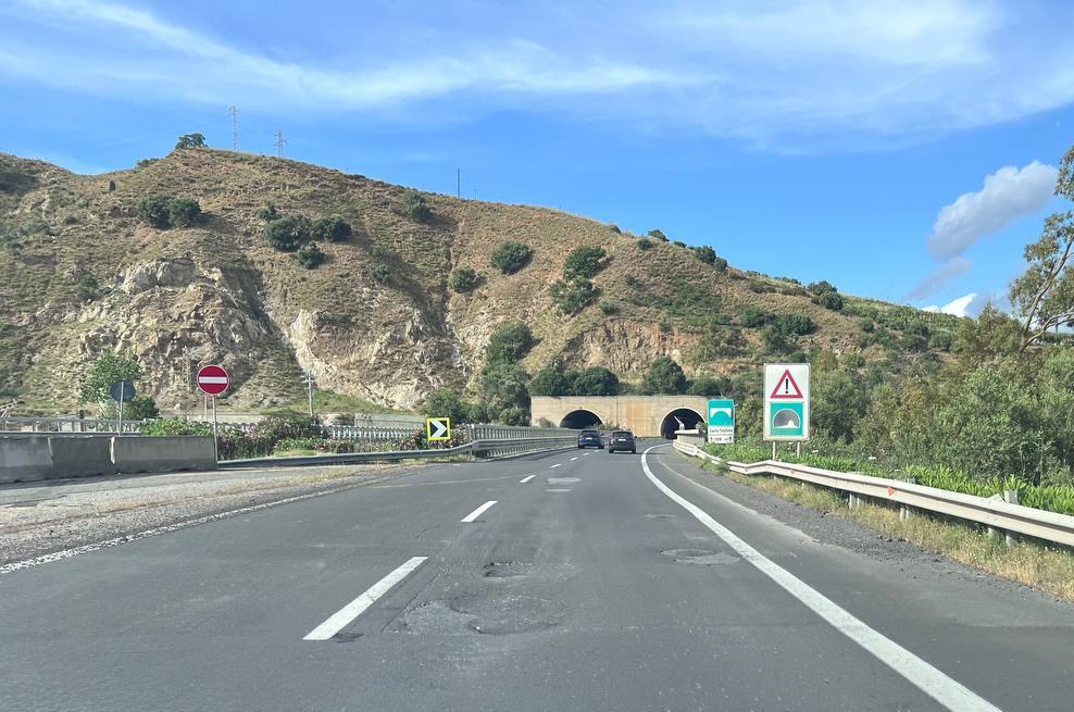 buche voragini a18 messina catania