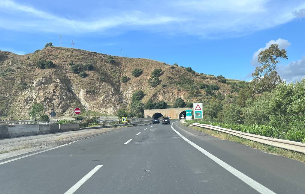 buche voragini a18 messina catania