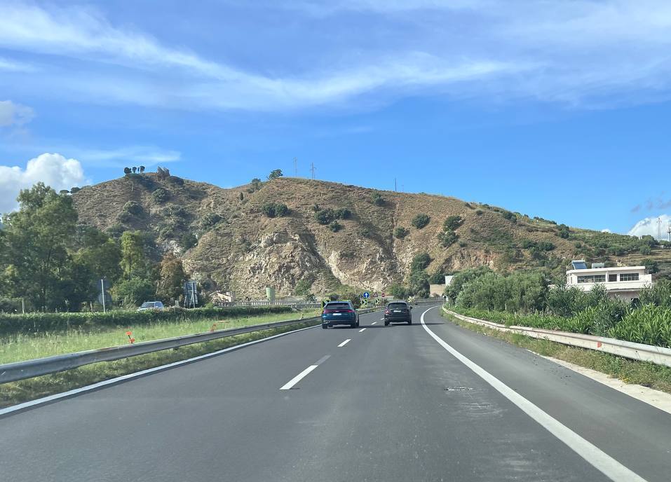 buche voragini a18 messina catania