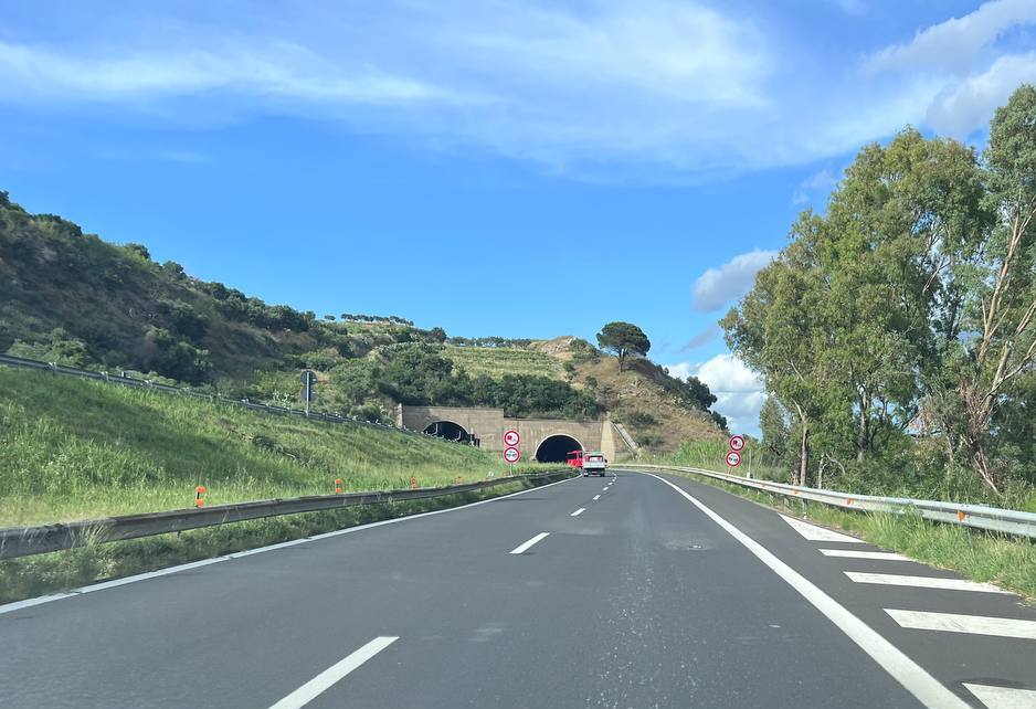 buche voragini a18 messina catania