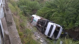 camion finisce in una scarpata