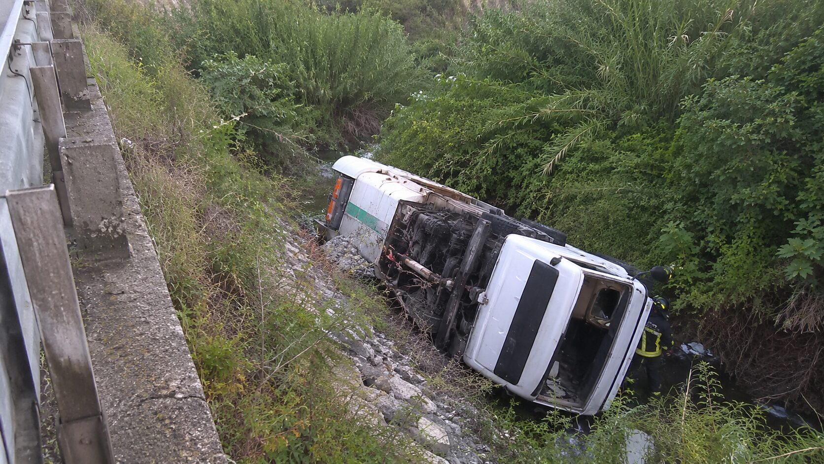 camion finisce in una scarpata