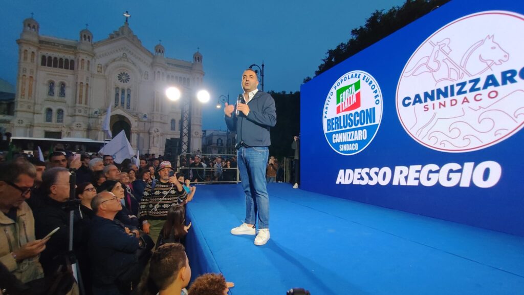 cannizzaro dal palco per la presentazione di due liste