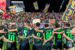 catanzaro squadra abbracciata davanti ai tifosi a Monza
