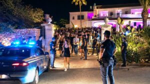 controlli polizia in una villa privata per una festa abusiva