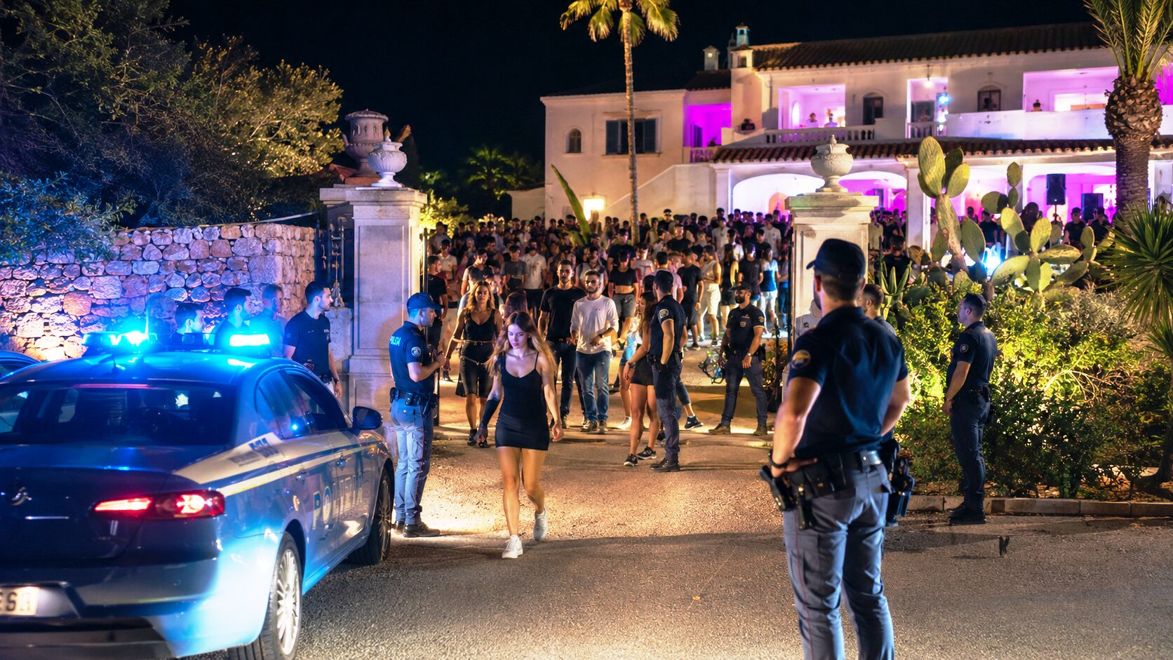 controlli polizia in una villa privata per una festa abusiva
