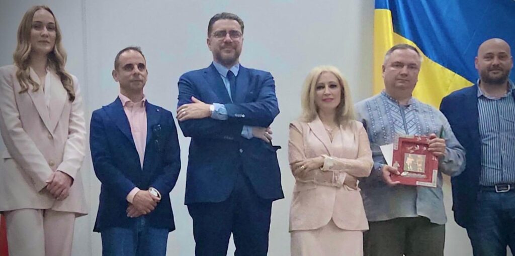 da sinistra L. Borshch pres. Victoria, E. Marra per il Comune, avv. F. Lento, avv. S. Cariati, console M. Kovalenko, A. Araniti di Fenapi