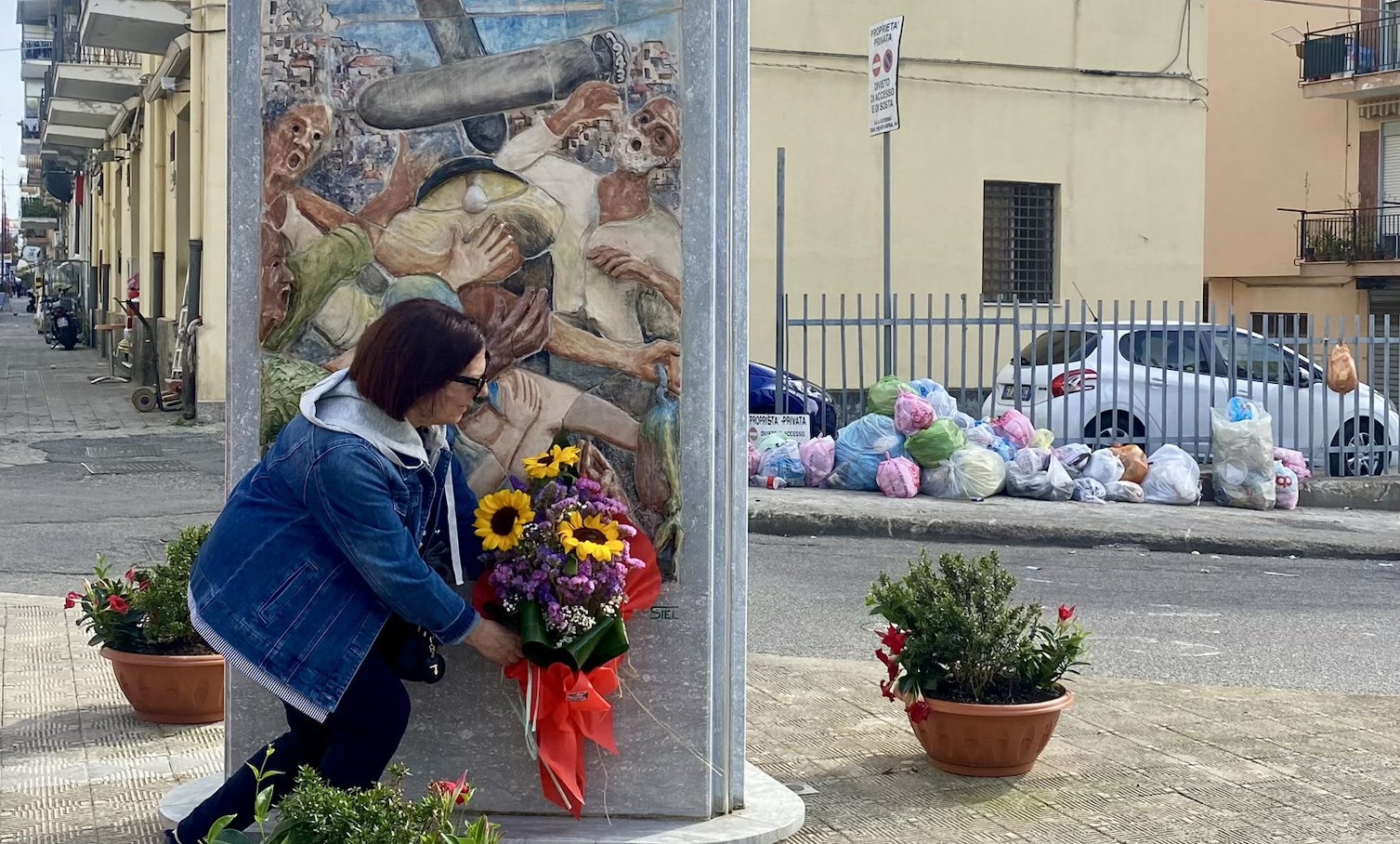 deposizione di fiori presso la stele (2)