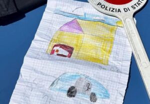 disegno bimba ai poliziotti