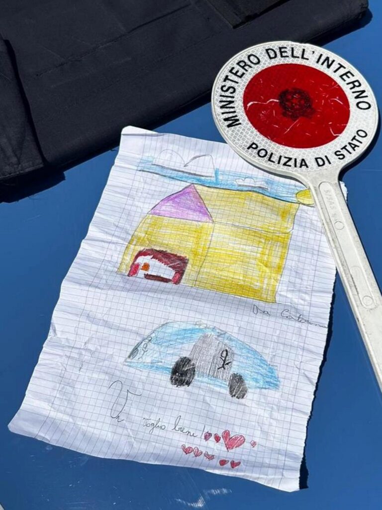 disegno bimba ai poliziotti
