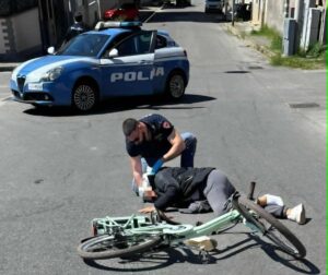 donna salvata dalla polizia