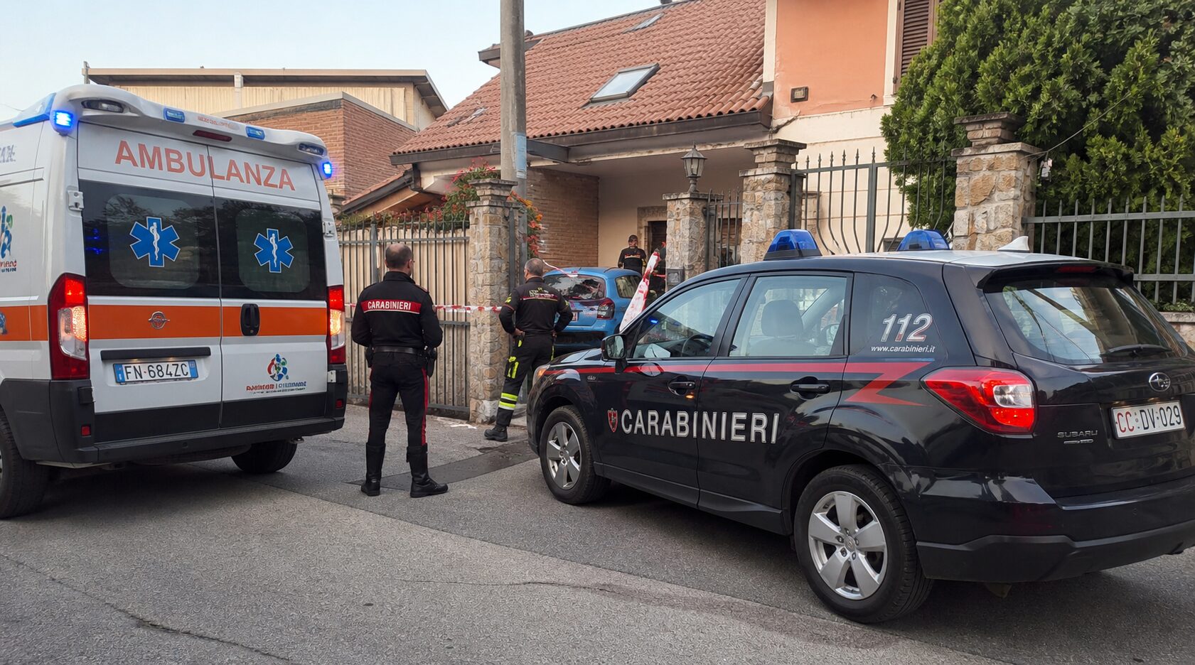 donna schicciata dal cancello carabinieri ambulanza
