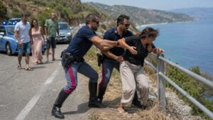donna tenta il suicidio salvata dalla polizia stradale