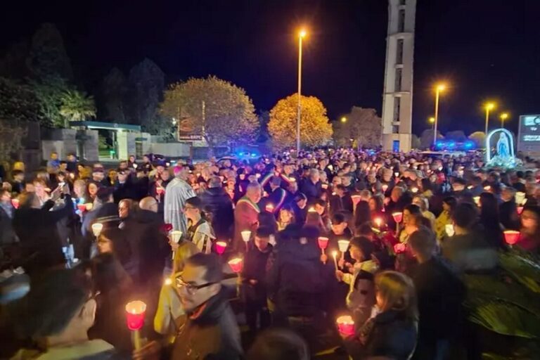 Vibo Valentia si ribella alla criminalità: in 1.500 alla fiaccolata