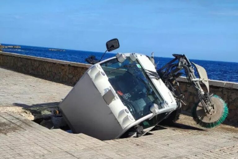 Trapani, voragine sul lungomare inghiotte mezzo per la pulizia: paura e polemiche