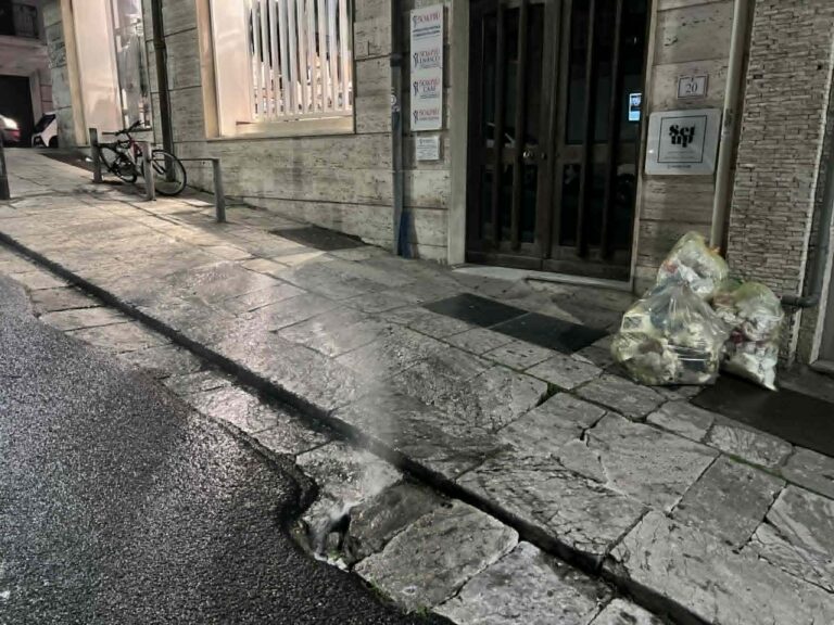 Reggio Calabria, geyser in centro storico: simbolo di abbandono e degrado anche a pochi passi dal Corso Garibaldi