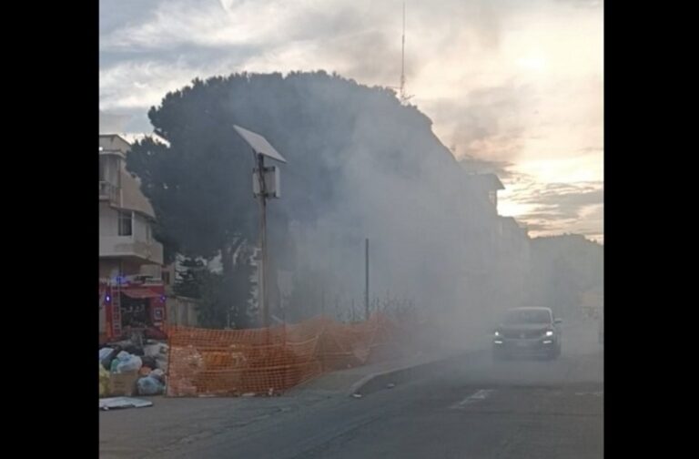 Reggio Calabria, incendio vicino al Campo Coni: nube tossica visibile in tutta la zona | VIDEO