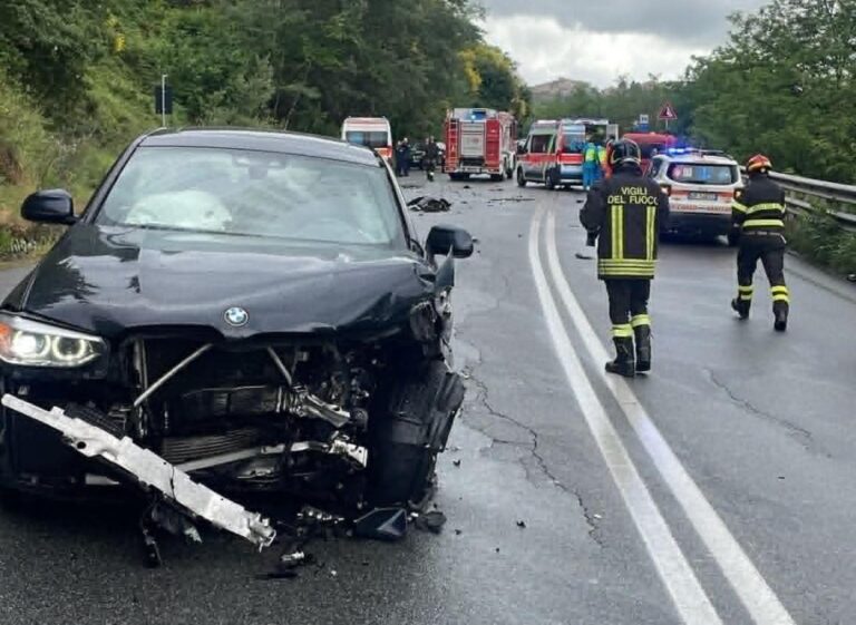 Cosenza, incidente sulla SS107: scontro tra due auto, feriti estratti dalle lamiere | FOTO