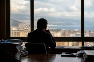 lavoratore riflette in ufficio