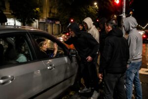 mamma e figlia aggredite