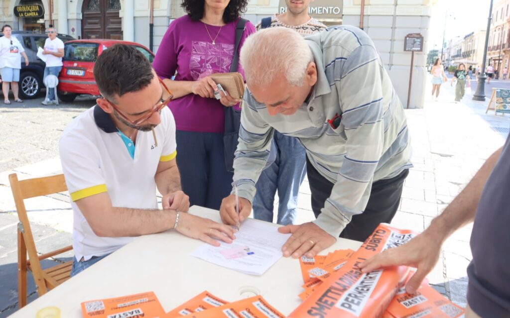 manifestazione firma day per dire no ai finanziamenti pubblici ai giornali
