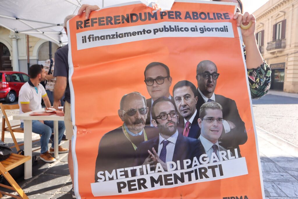 manifestazione firma day per dire no ai finanziamenti pubblici ai giornali
