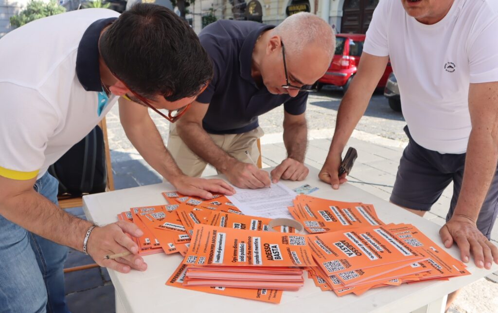 manifestazione firma day per dire no ai finanziamenti pubblici ai giornali