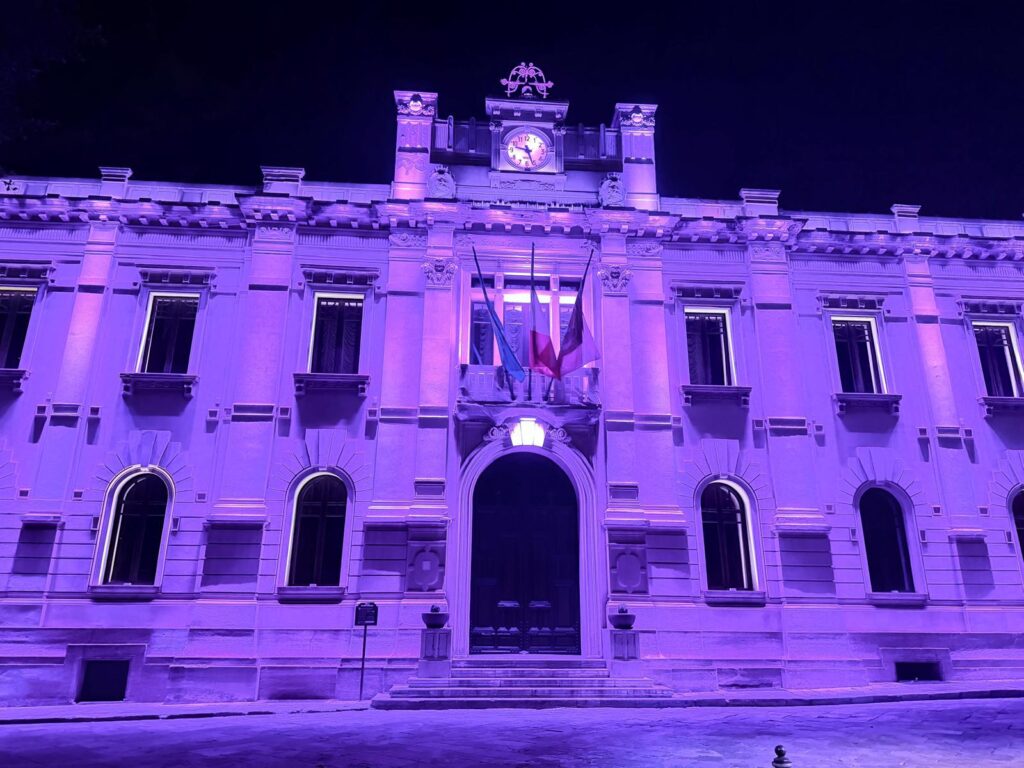 palazzo san giorgio viola per la Giornata Internazionale della Consapevolezza sulla Porfiria