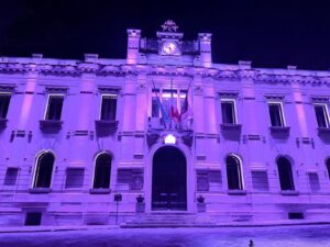 palazzo san giorgio viola per la Giornata Internazionale della Consapevolezza sulla Porfiria