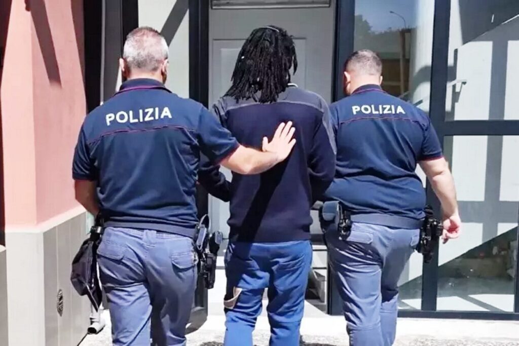 polizia allontana immigrato molestatore
