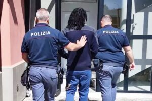 polizia allontana immigrato molestatore