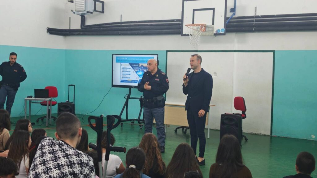 polizia con i giovani