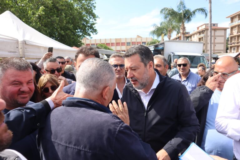 Ponte sullo Stretto, Salvini a Reggio Calabria: “i cantieri saranno un’operazione contro la ’ndrangheta” | VIDEO