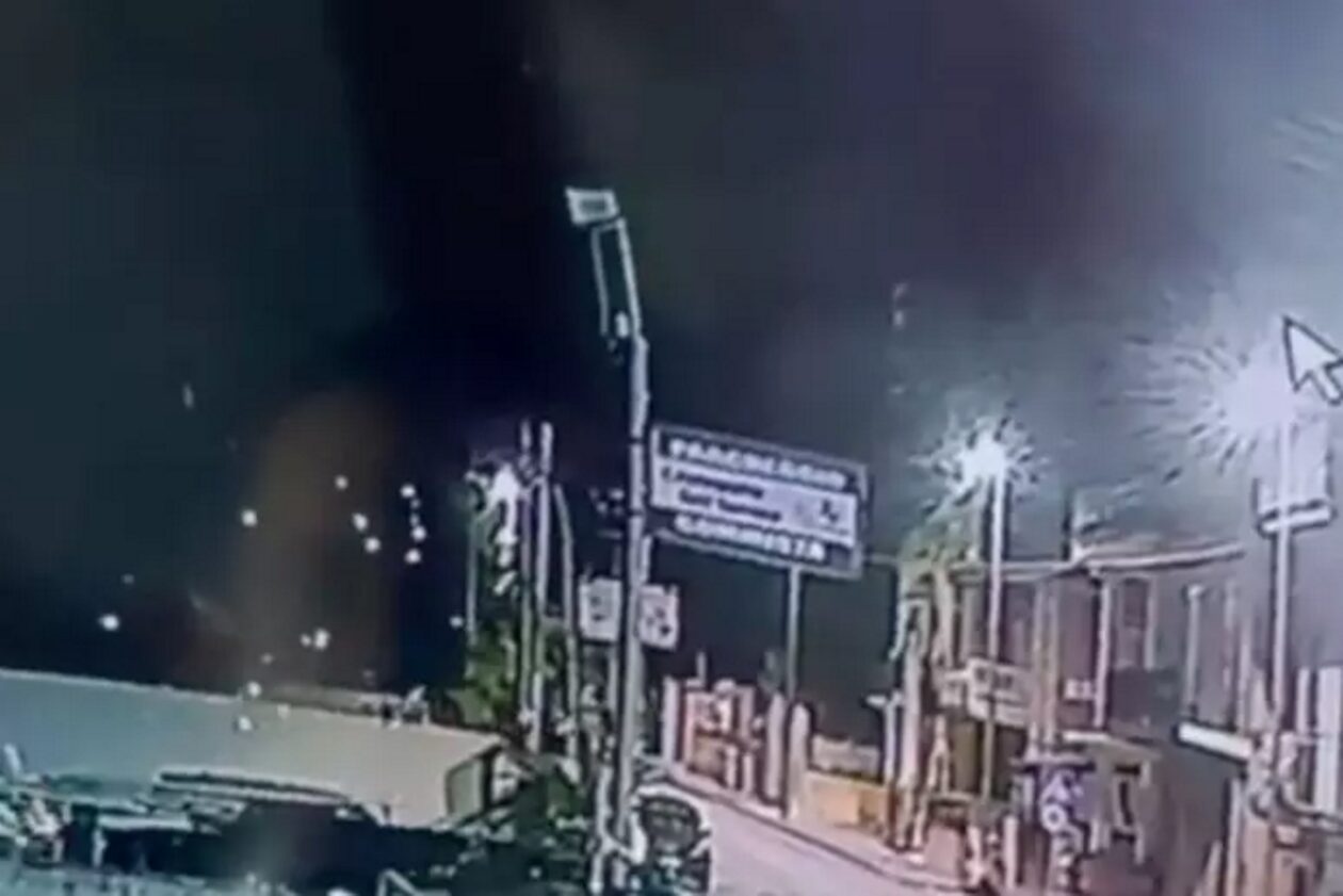 uomo spara con kalashnikov