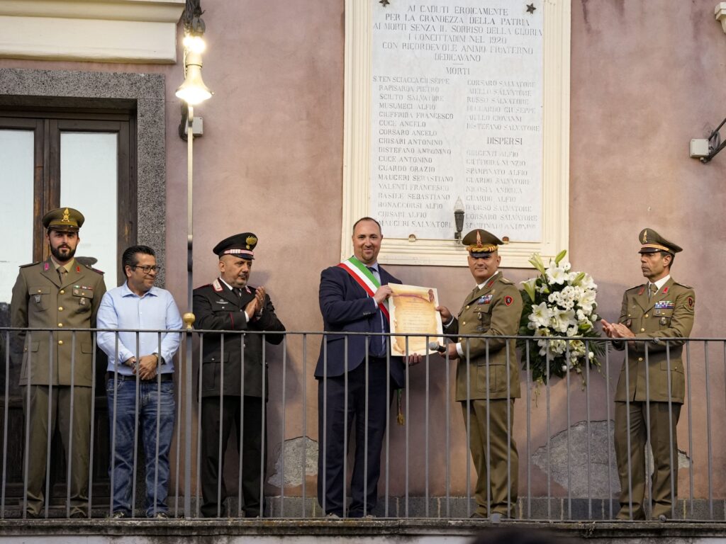 2 il Sindaco consegna la cottadinanza onoraria