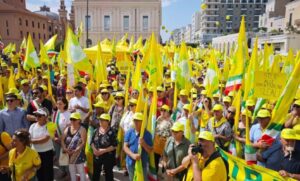 Agricoltori-Coldiretti-e-Unaprol-manifestano-a-Bari-contro-le-frodi-sullolio-extravergine-italiano