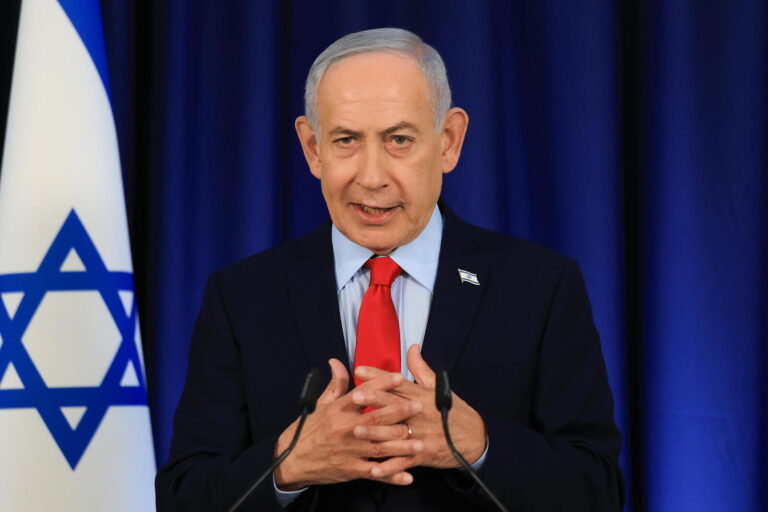 Raid di Israele in Libano contro Hezbollah, l’Iran pronto a intervenire: è giallo sull’ok degli USA