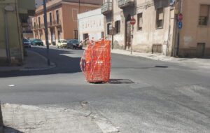 Buca e rete arancione via Sbarre Centrali